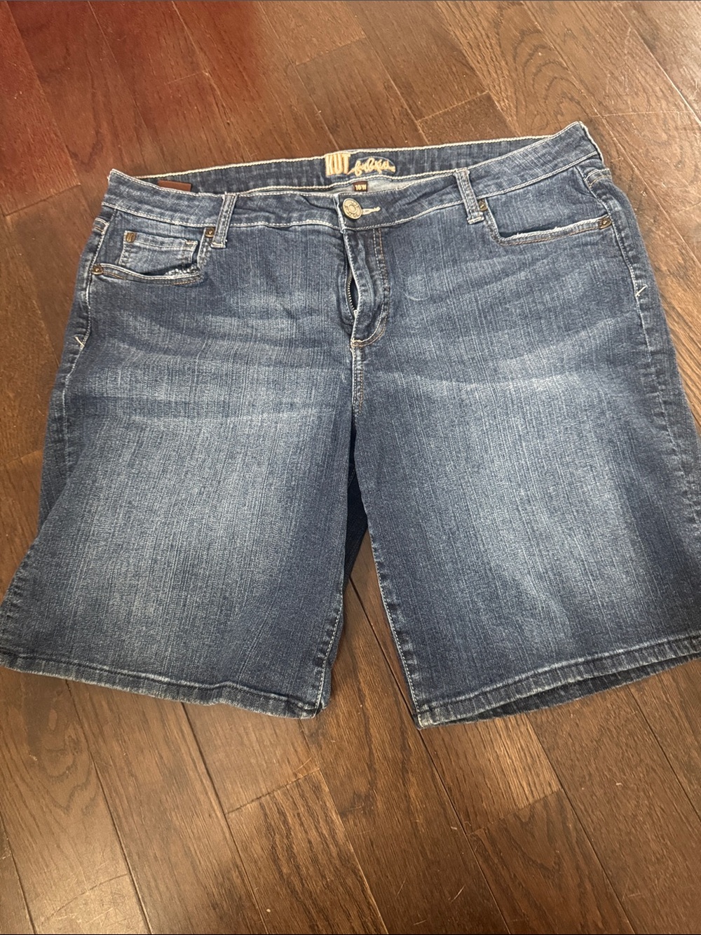 Kut from the Kloth Women's Mid-Length Denim Shorts - Medium Blue Wash